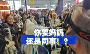 Descargar video: 嘉年华现场之小罗被王庭和精英干员小队争抢的宝贵记录