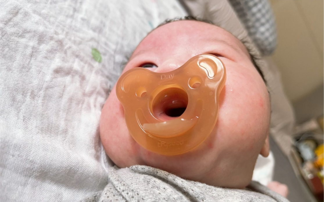 小宝宝吃奶嘴太治愈了