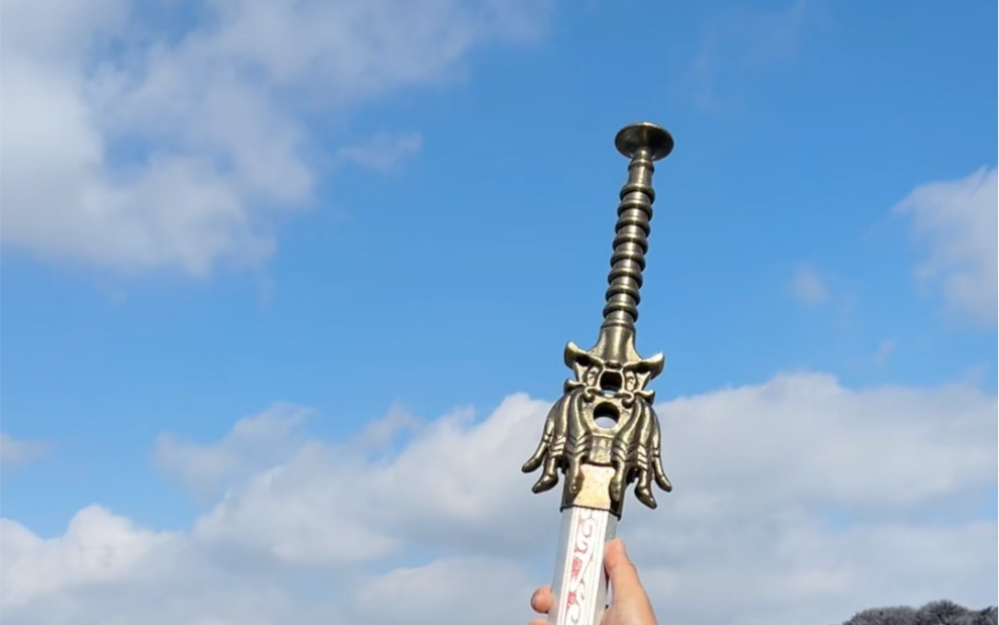 "潜蛟剑"如潜藏在深渊的蛟龙,忍辱负重,只待时机,扶摇直上九万里.