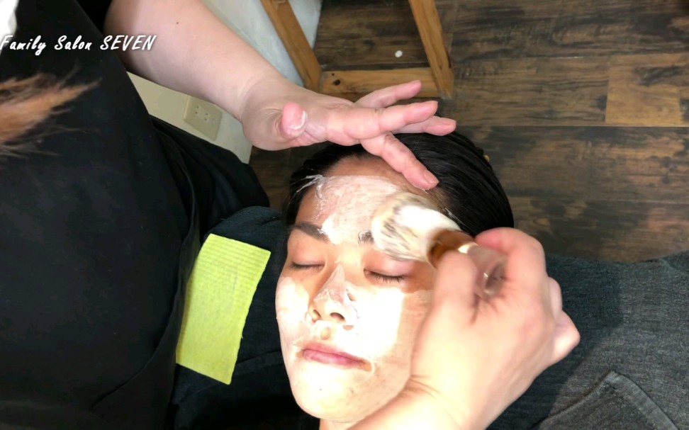 女士在日本理发店刮脸修面,面部护理