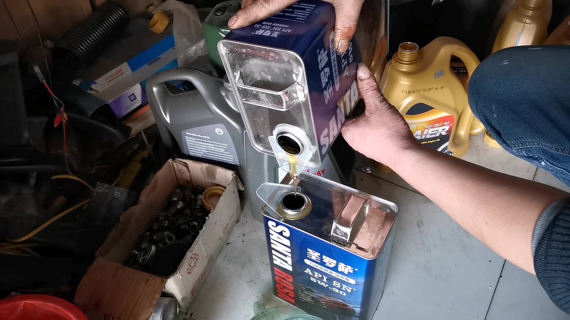 小伙网购品牌机油,花50元到店更换,修理店师傅有话说