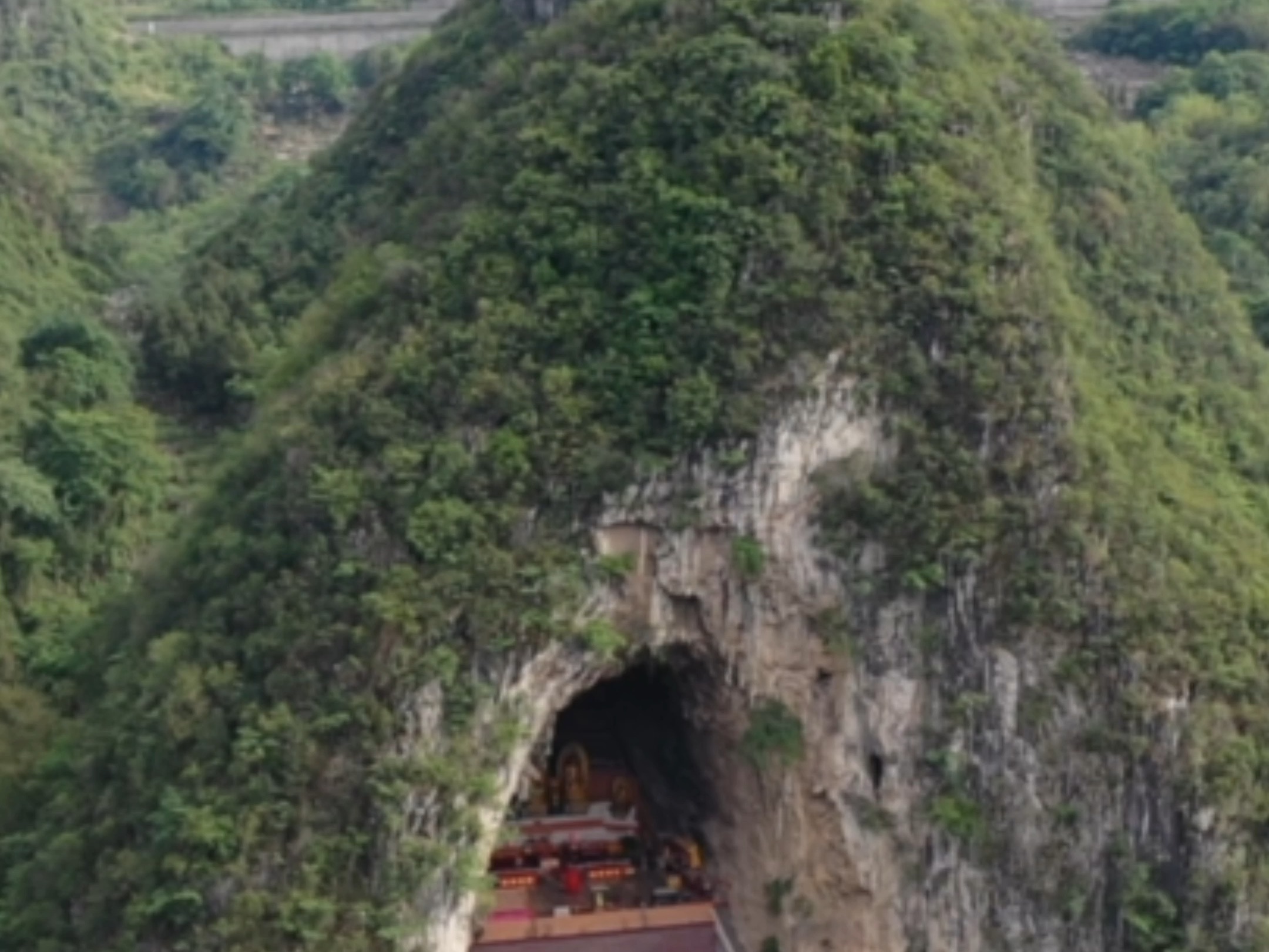 贵州兴义万佛寺,一座建在天然洞穴里的佛教寺庙#贵州兴义哔哩哔哩bilibili