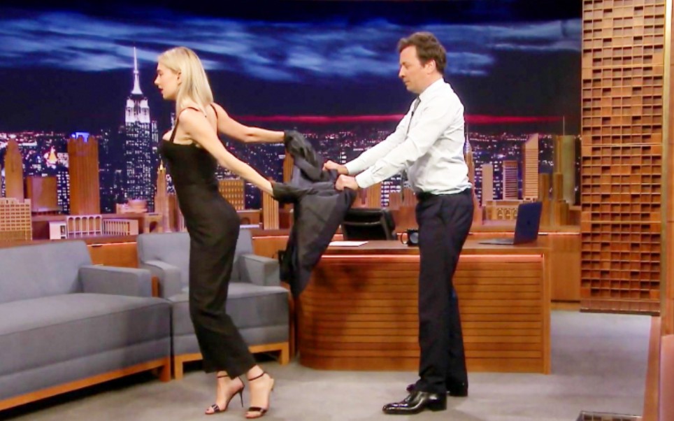 【"白寡妇"凡妮莎科比教你简单又实用的西装绞杀技】