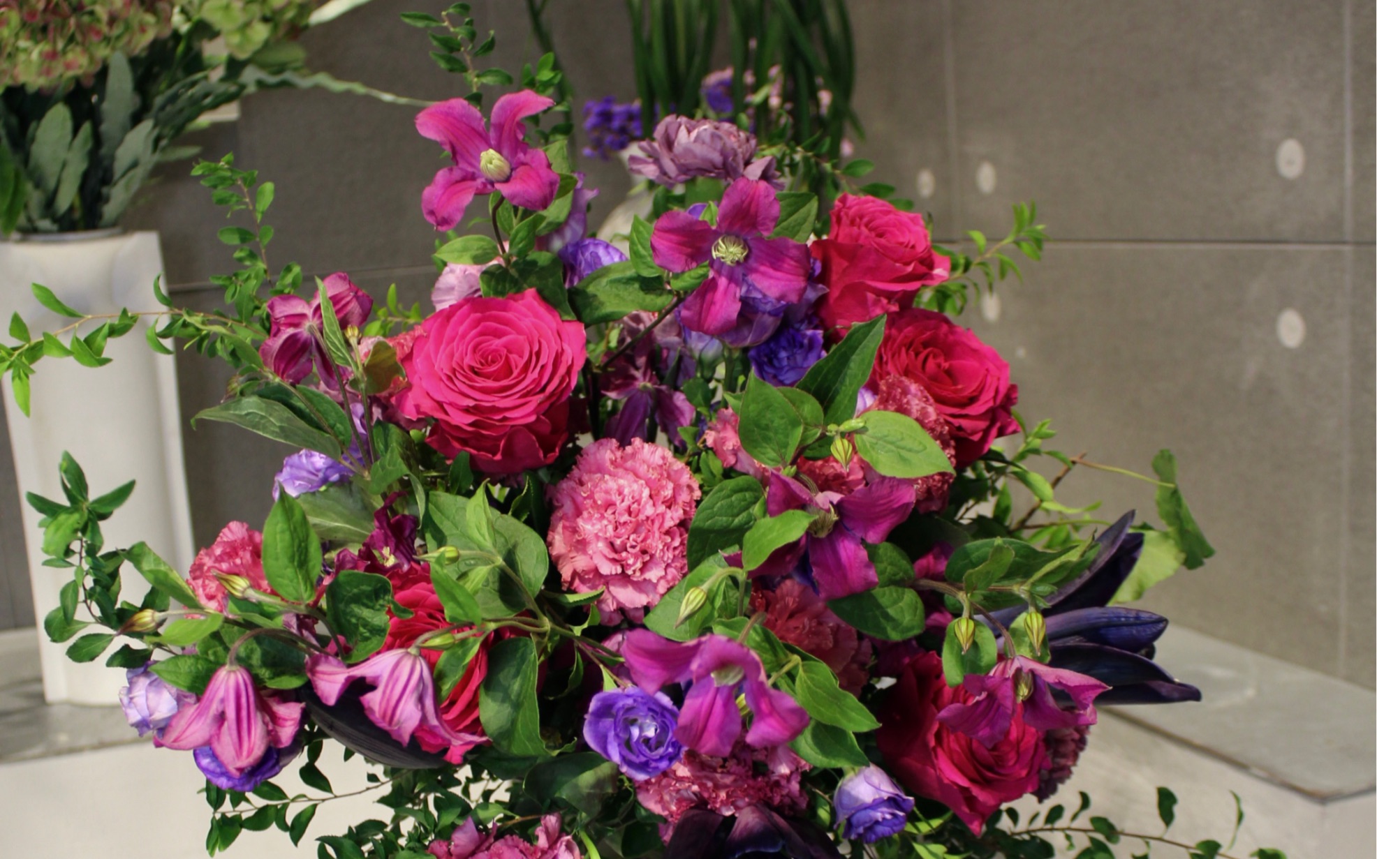 法式花束分享 做一束玫紫色系花束 放在复古风格房间