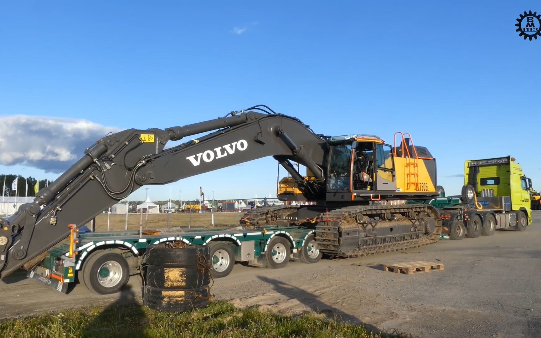 超宽运输驾驶沃尔沃fh16700卡车拖运沃尔沃ec750el挖掘机