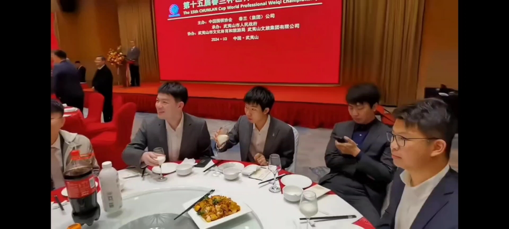 [图]春兰杯开幕现场，柯洁为棋迷签名。领导，棋手，嘉宾棋迷欢聚一堂。