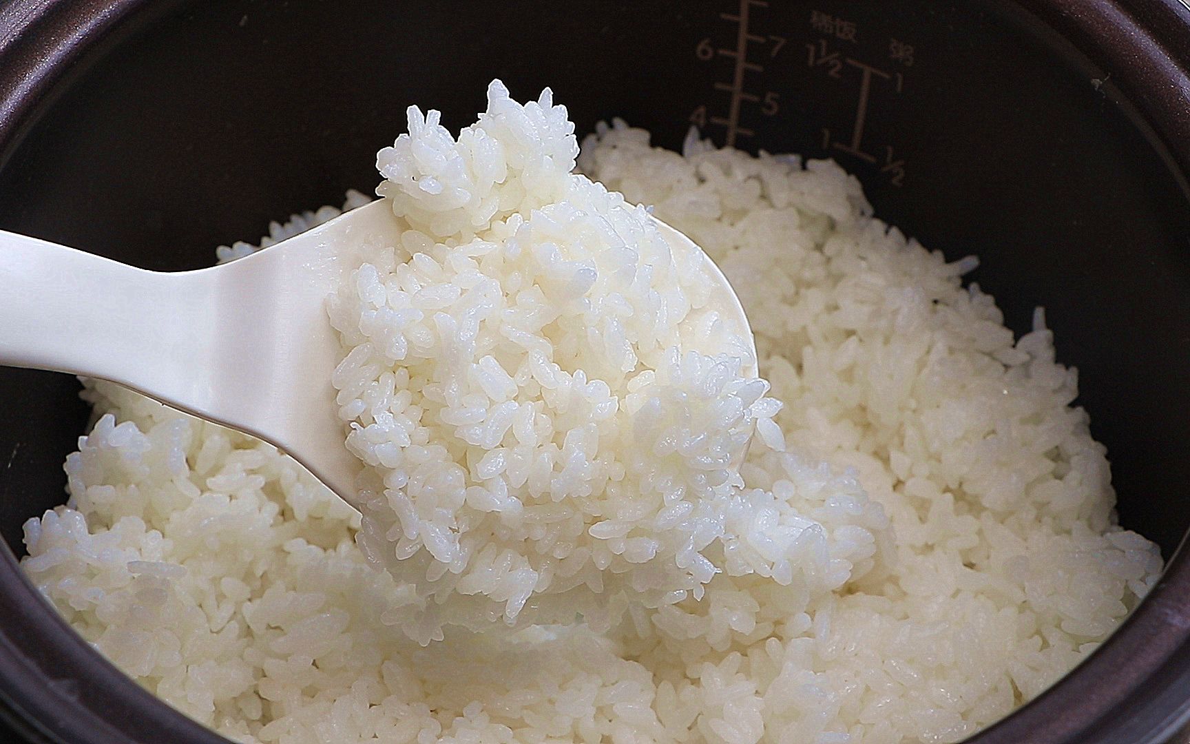 蒸米饭不要只加水了,教你饭店不外传的诀窍,米饭香甜松软超好吃