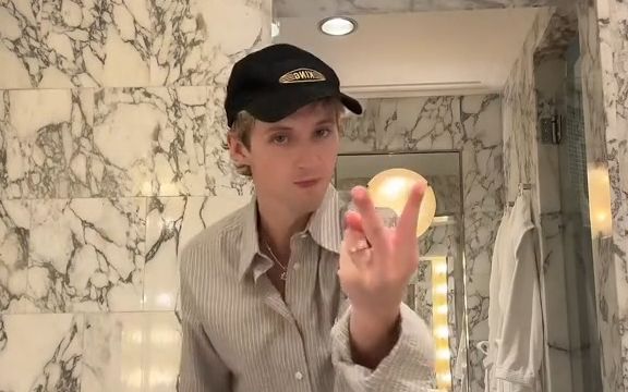 [图]【Troye Sivan】孤 独 时 请 致 电 "One Of Your Girls"舞蹈挑战