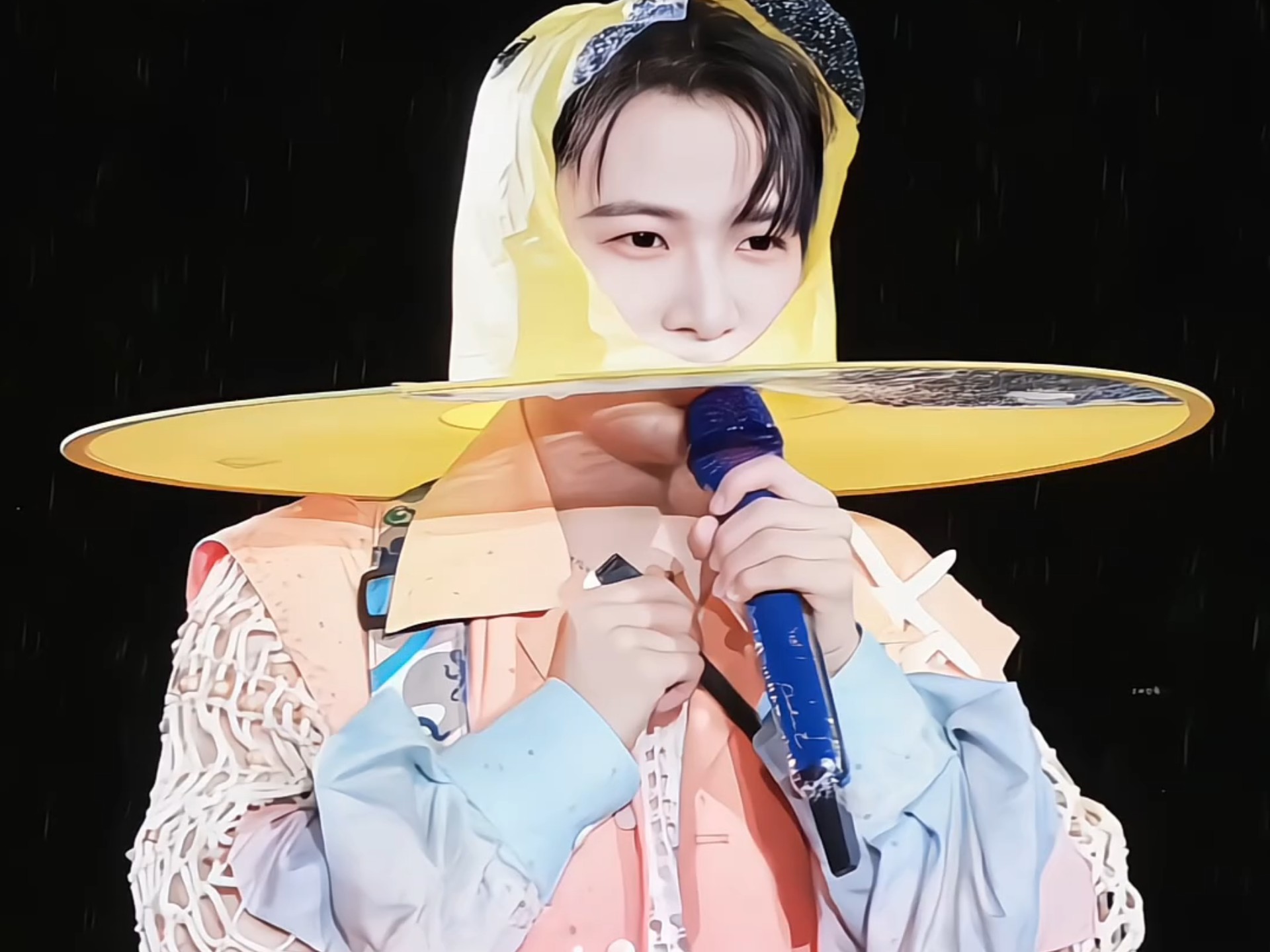 周深南京演唱会,小黄鸭雨衣亮相,六一萌翻全场