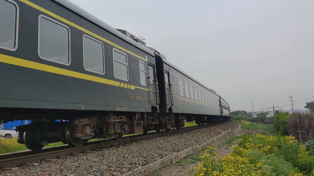 2061次出讷河站通过富嫩线88km道口去往恒地营方向