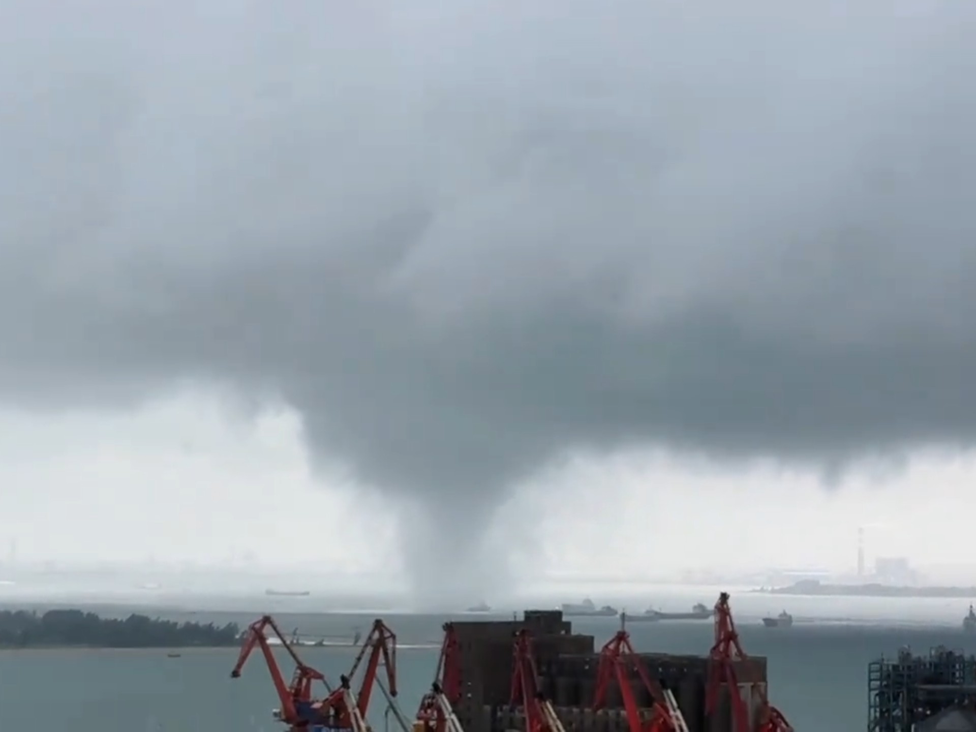 2025年9月29日广东湛江霞山区湛江港附近龙卷风,据说是第二个龙卷