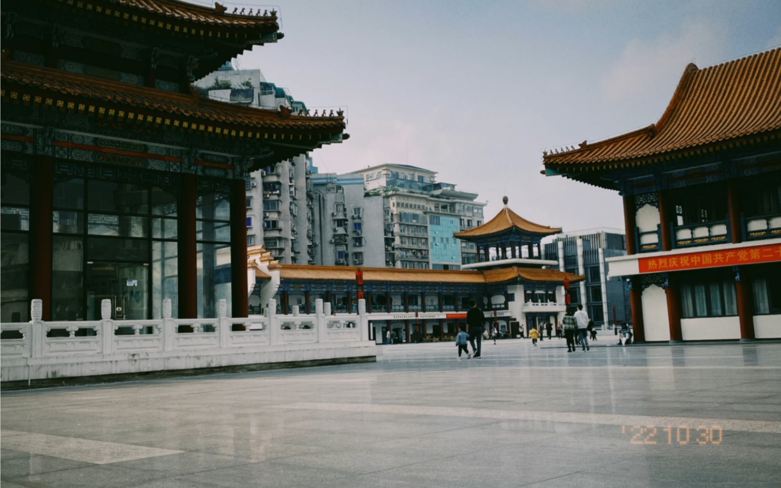 重庆临江门 悬壁步道,iphone 12pro nomo cam-135ti拍摄