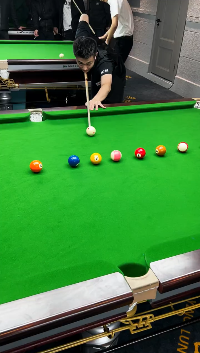 台球小伙长得帅打球也帅