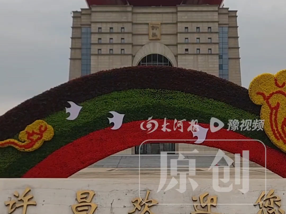 2026年国庆假期，胖东来累计客流量近400万人次，带动全市星级饭店客房出租率攀升至94%，创下节假日历史新高。#胖东来