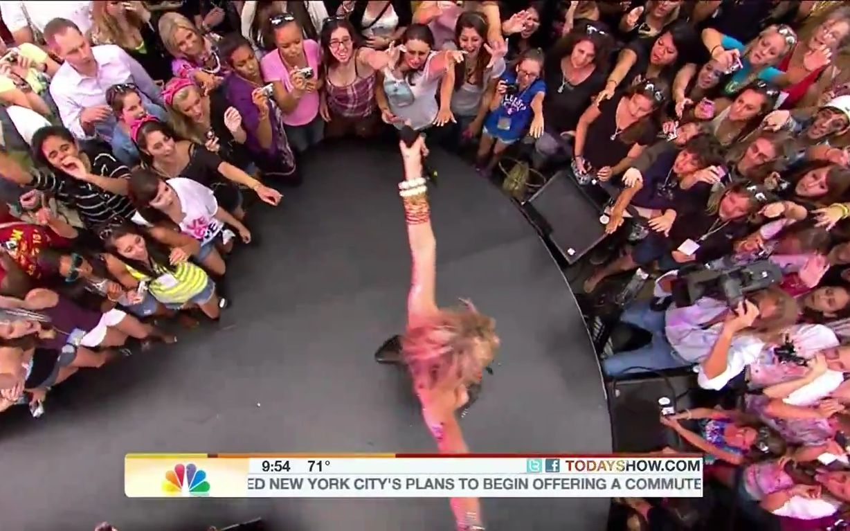 [图]【今日秀】Kesha - Your Love is My Drug ( Live at Today Show 2010.08.13 )