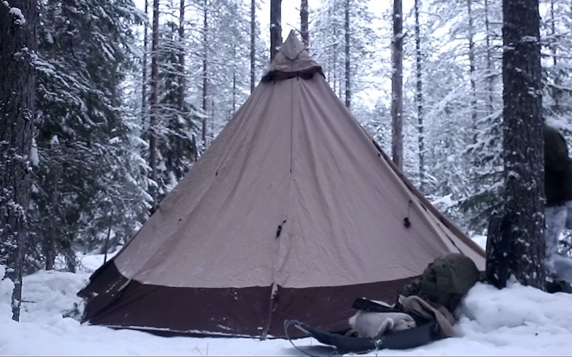 大雪封山,父子雪中徒步,寒冷冬夜支起帳篷製作溫馨晚餐