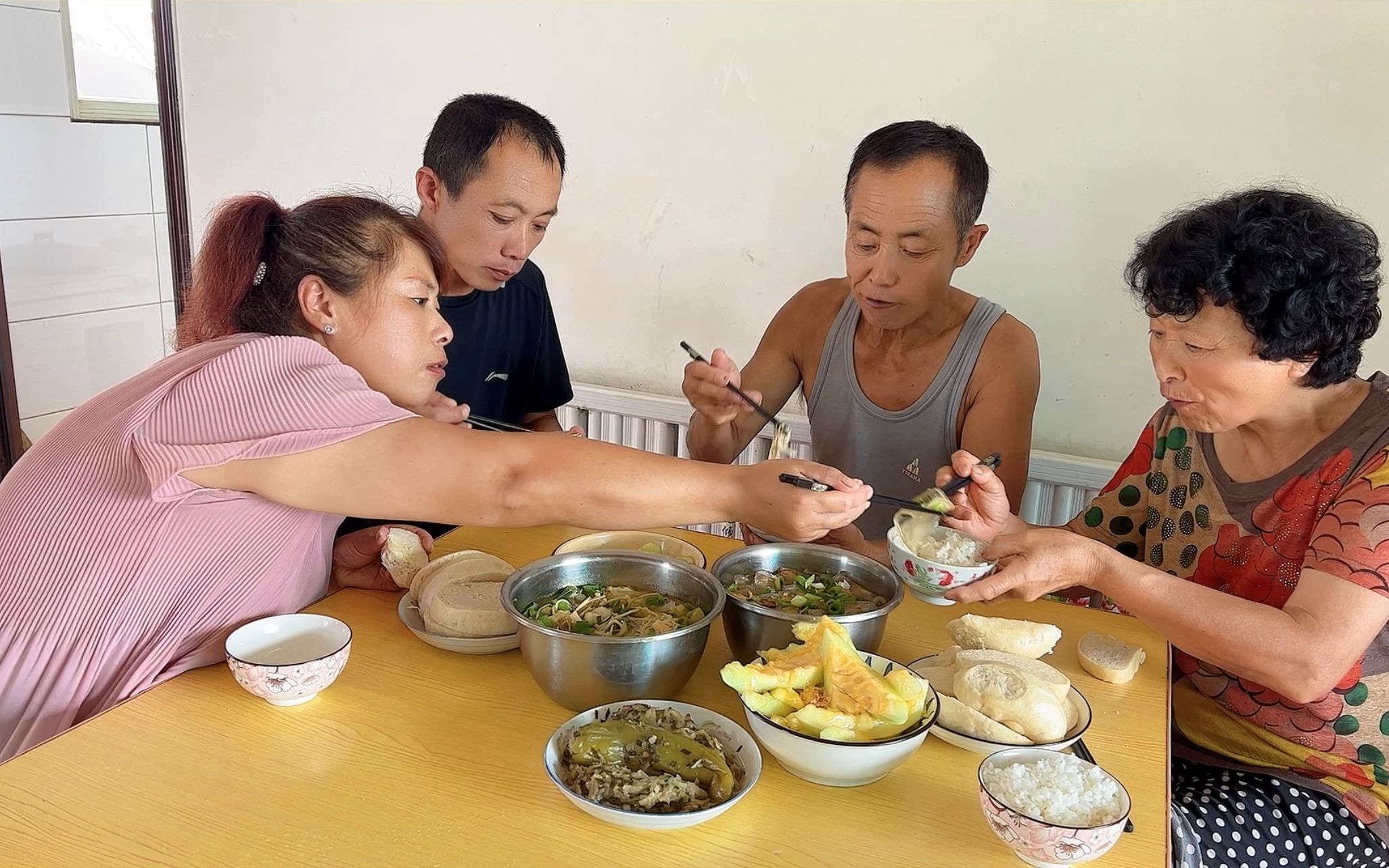 [图]门口甜瓜结西瓜大小？婆媳两家通话基本靠喊，炖锅酸菜鱼酸香下饭