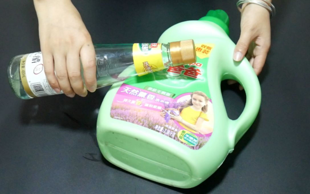 洗衣液加白醋一起用,真是厉害,解决了很多人的大难题,去试试_哔哩哔哩