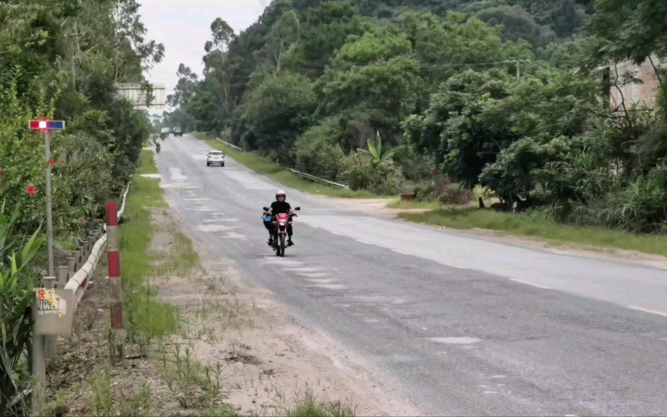 [图]继续摩旅环游中国，开着125小排量摩托车在路上自由自在，到达北流市区，没吃上螺丝粉。