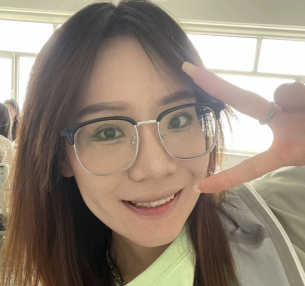 大黑框眼镜挡桃花.友情提醒,电影里丑化女生形象的标配