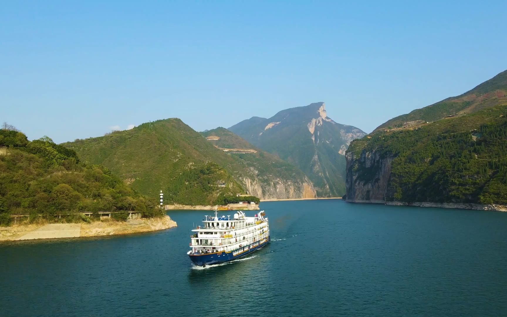 航拍长江游轮驶入瞿塘峡口白帝城00