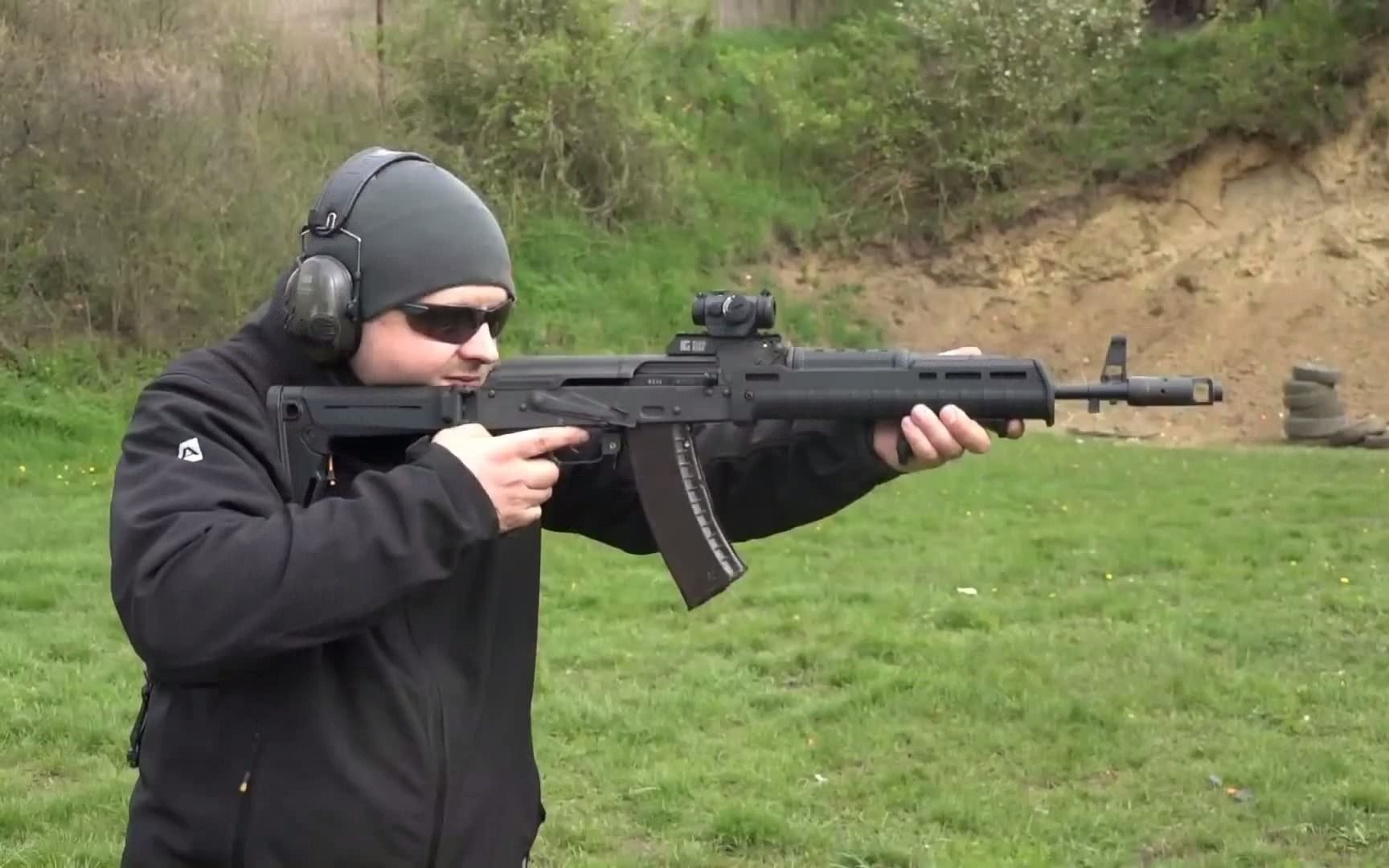 ak-74突击步枪靶场实弹射击评测,性能可靠威力大,深受青睐!