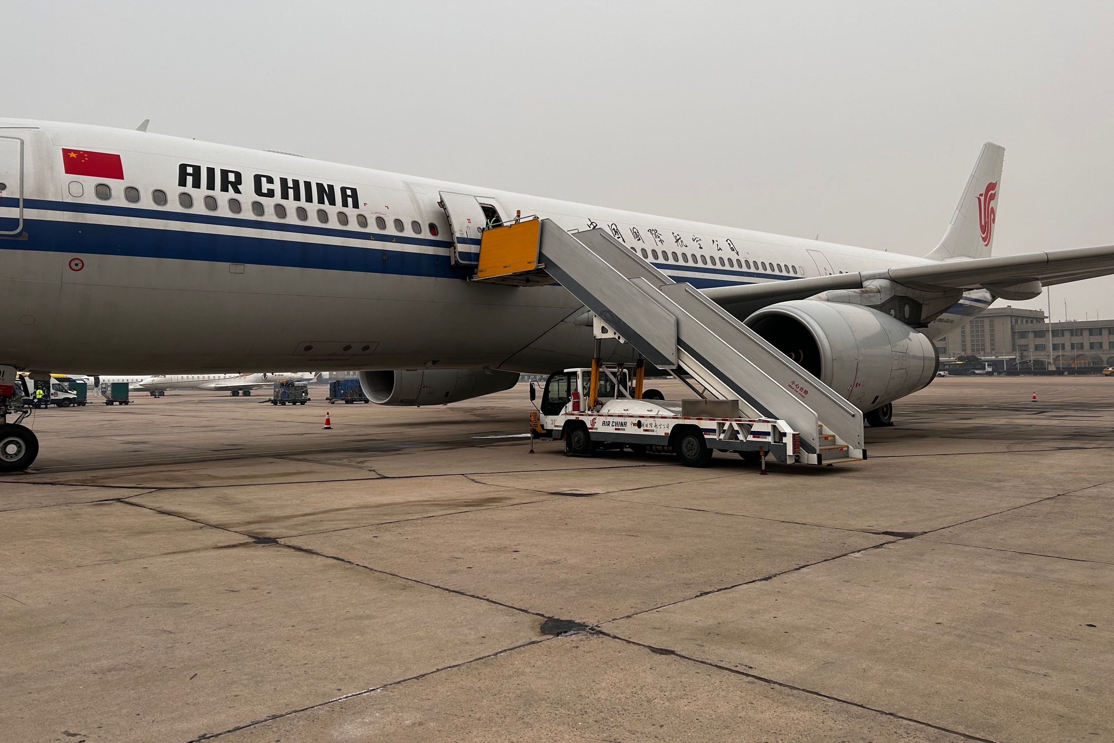 现场:中国救援队平安回国 包机抵达北京首都国际机场