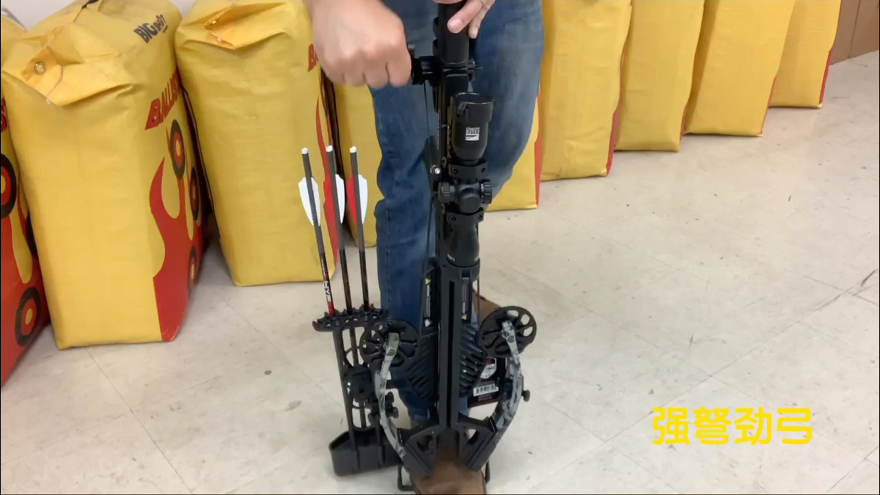 国外复合十字弓室内上弦演示