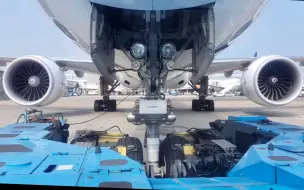 Download Video: 【抱轮车视角】KLM荷航波音777-300ER推出开车