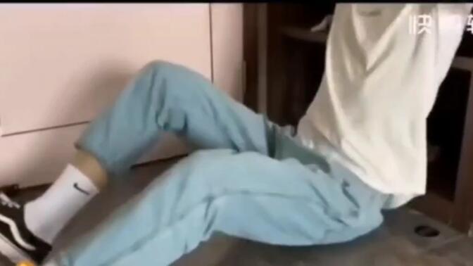 白袜帆布鞋男生被勒死