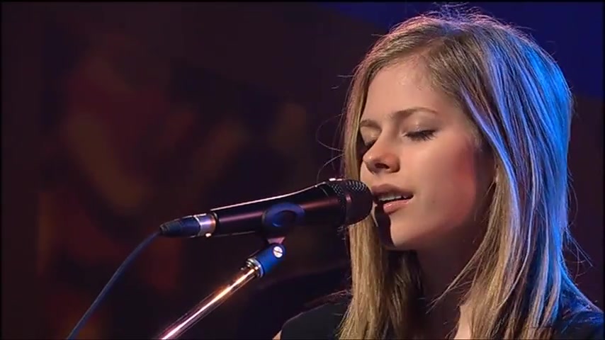 [图]【快乐结局】Avril Lavigne - My Happy Ending (Live at The Footy Show) 2004.08.19