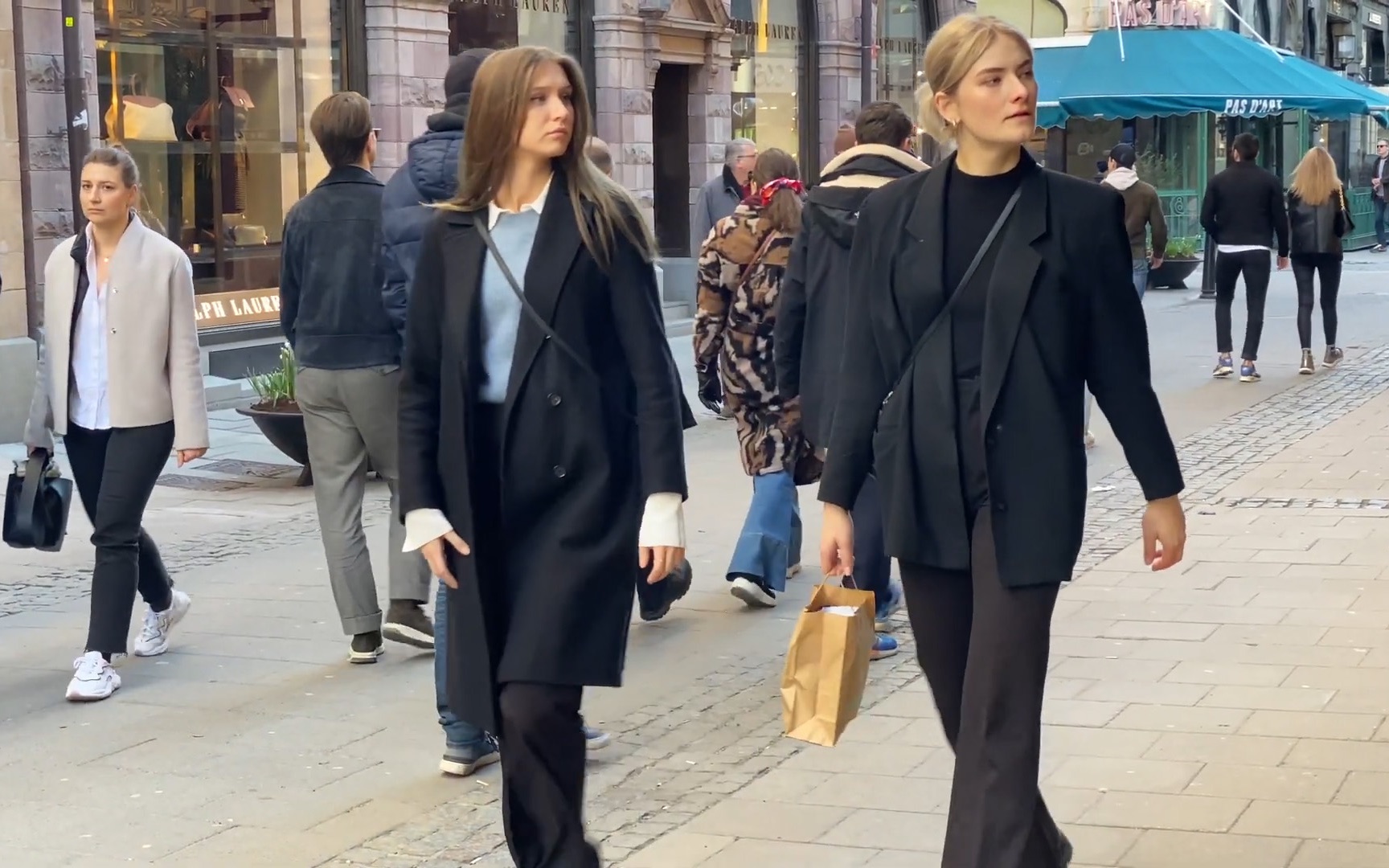 瑞典斯德哥尔摩时尚街拍北欧人春季穿什么简约日常穿搭