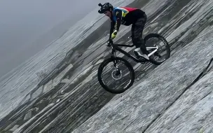 下载视频: 极限山地车速降，感受坠山的刺激感