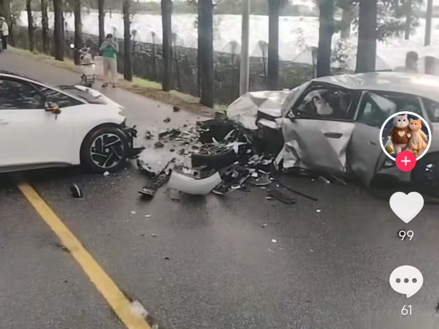 真特么笑死,北汽极狐贝塔s3,一个b级的电动轿车被大众id3干废,主驾驶严重变形。真是便宜没啥好货 外表风骚内在草包的工业垃圾