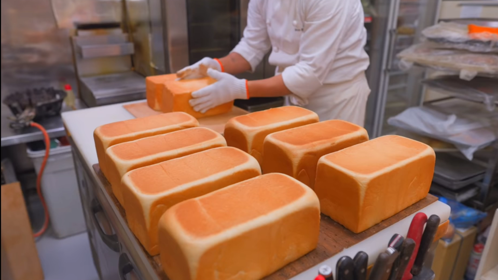 窑烤面包制作,窑内的温度烤出的面包色泽更好,更柔软!