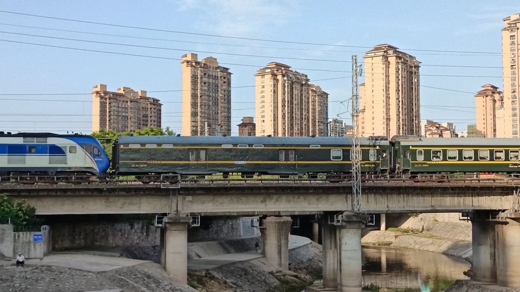 上局徐段df11g01290130牵引客车t242合肥站开出编组3个软卧有两个bsp