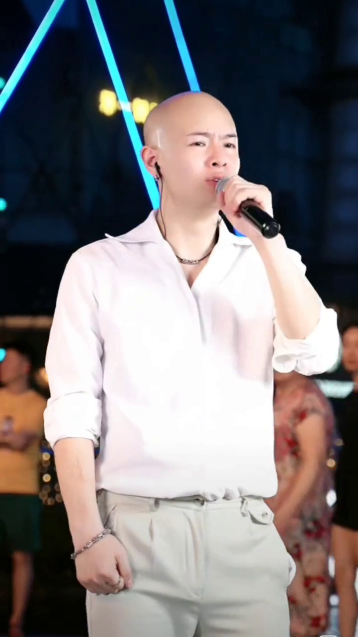 户外直播现场四川雨泽孤勇者