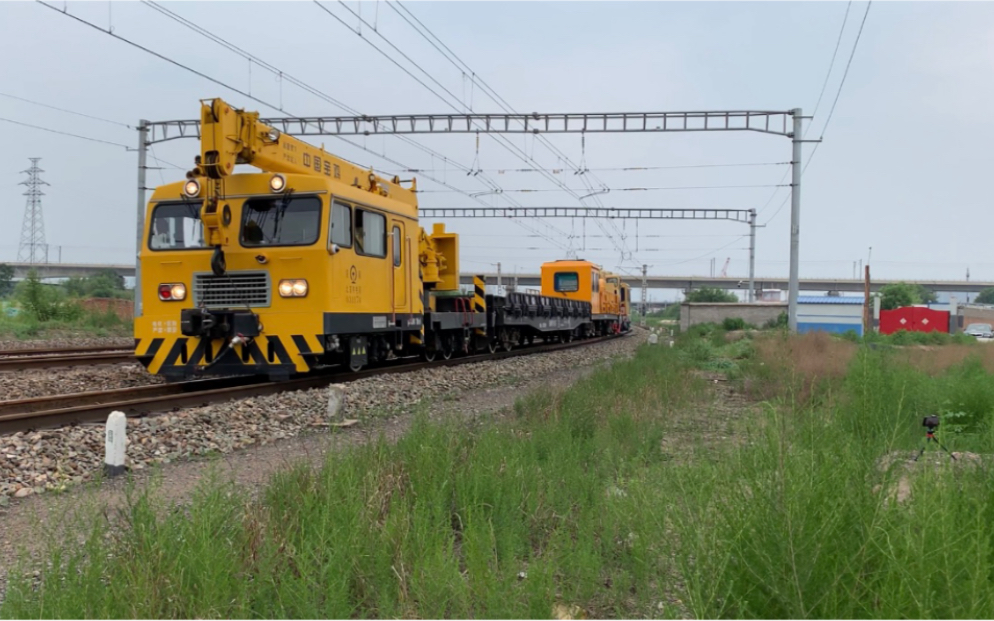 金鹰轨道车通过石景山南站