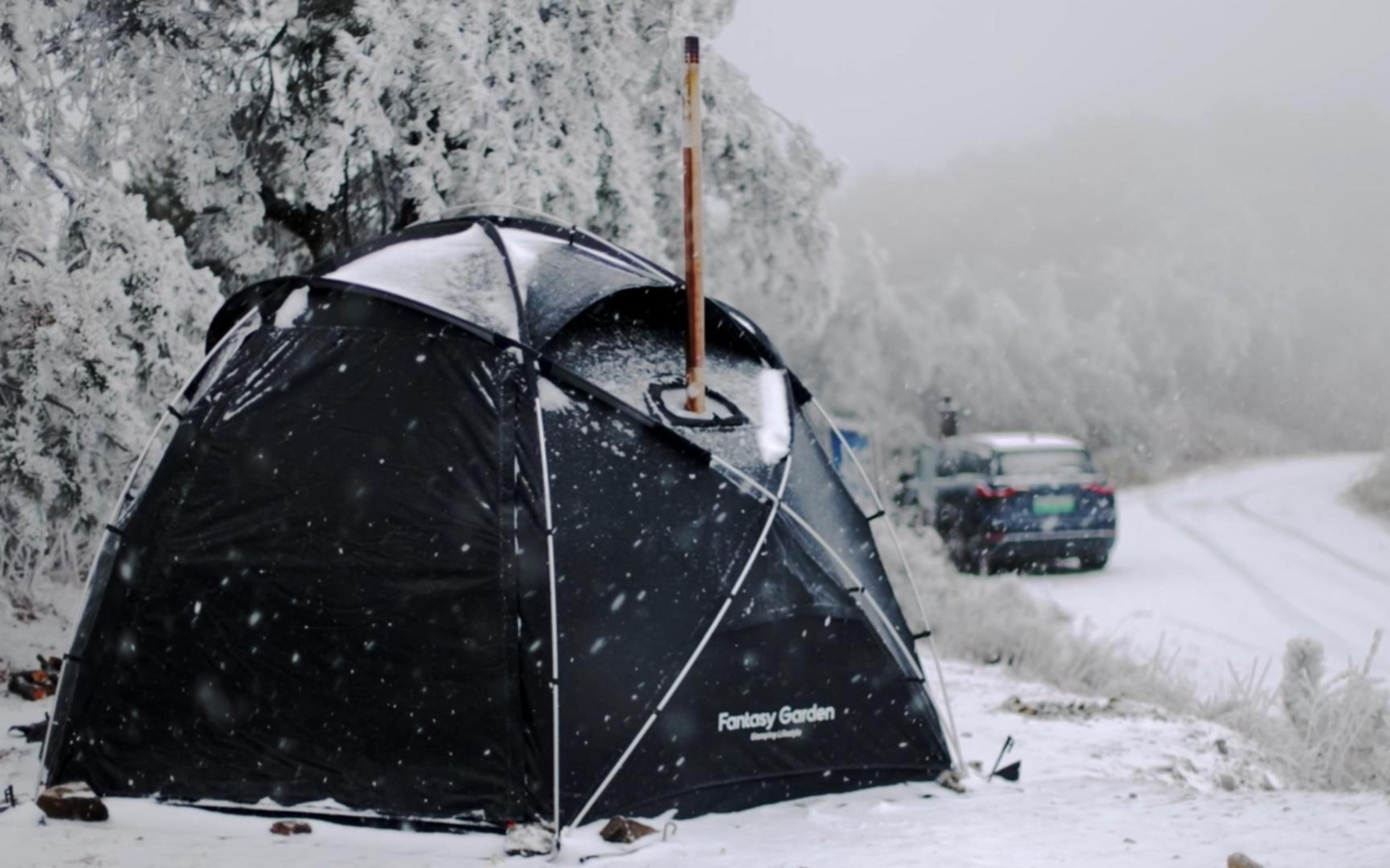 [图]杭州第一场雪，在漫天大雪的山顶露营，围在火炉旁吃猪肚鸡火锅