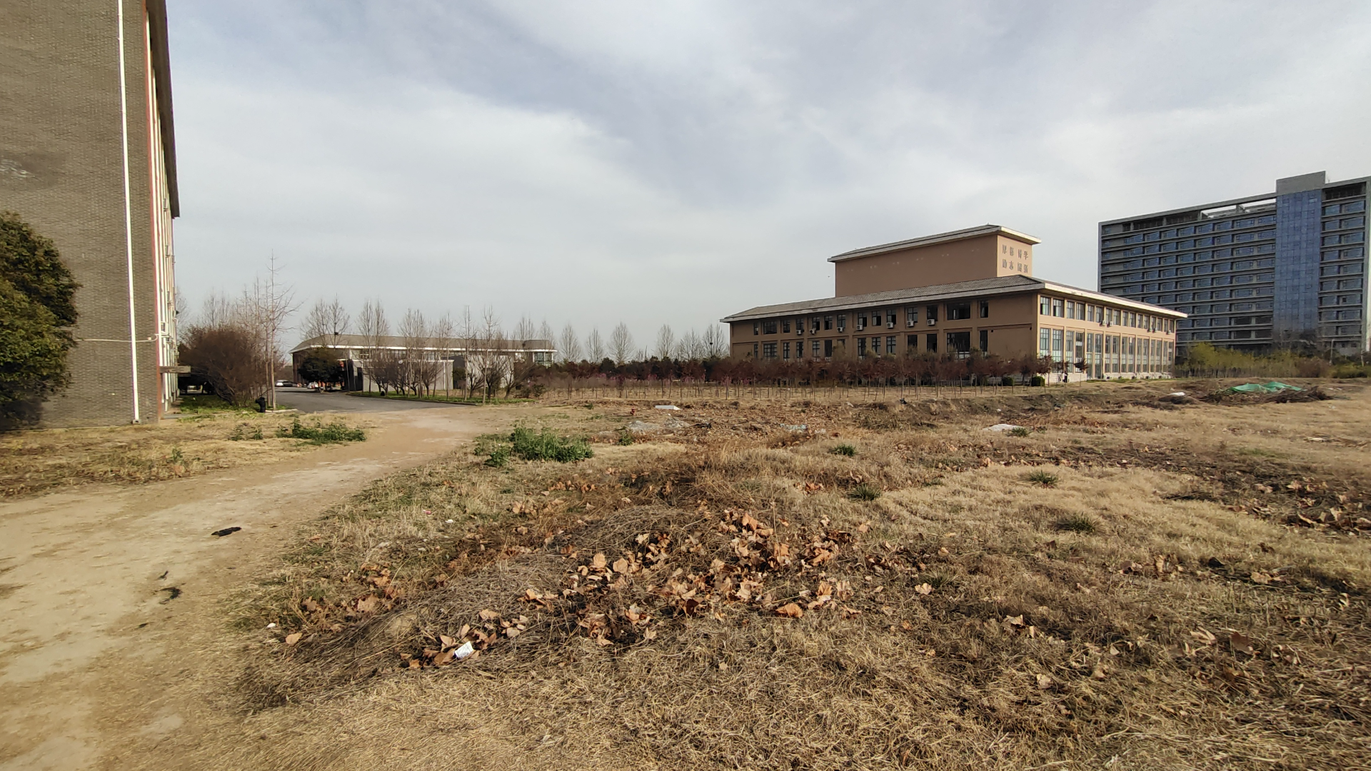 学校的空地,上个视频最后那里