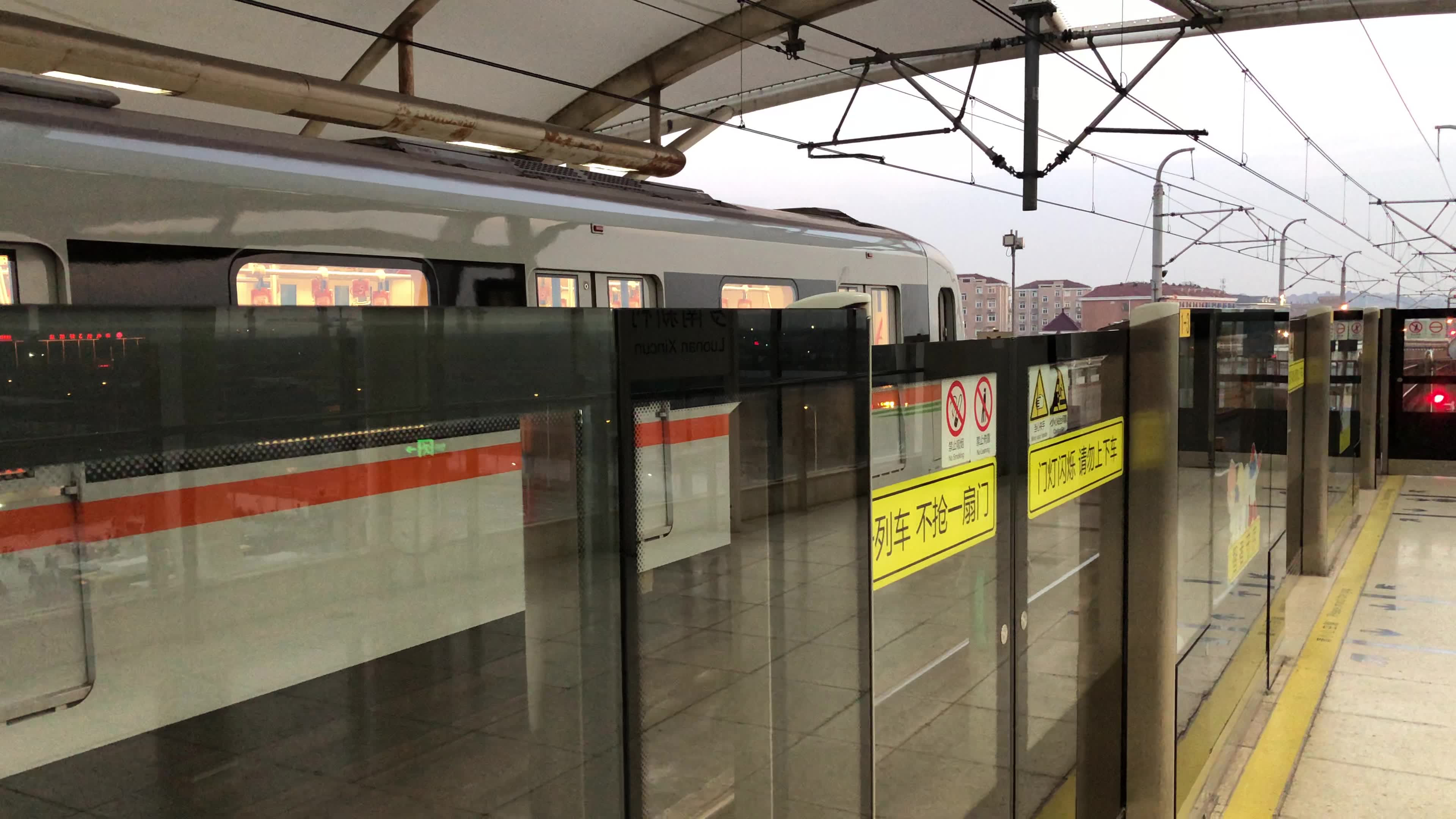 0720号车07a01型电动客车罗南新村站往美兰湖方向进站