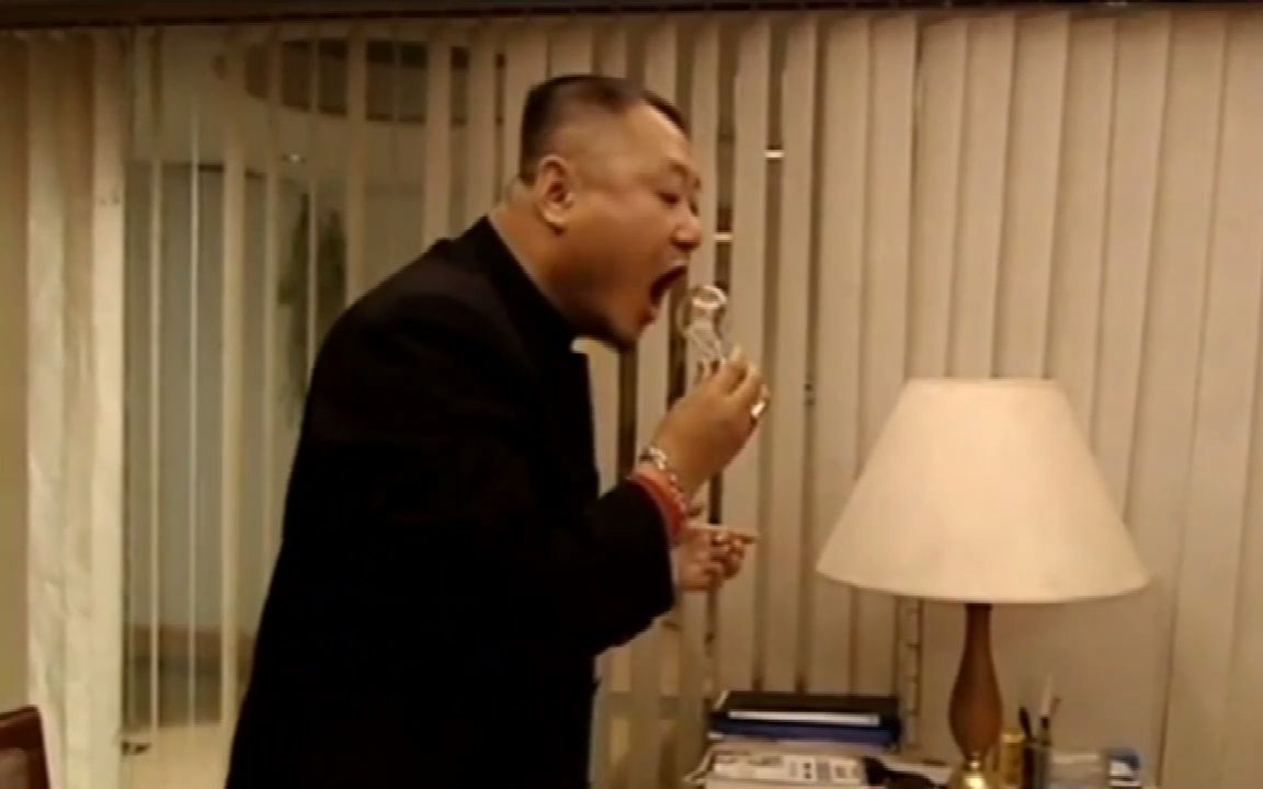 彪哥名不虚传,表演吞灯泡,笑惨了都!