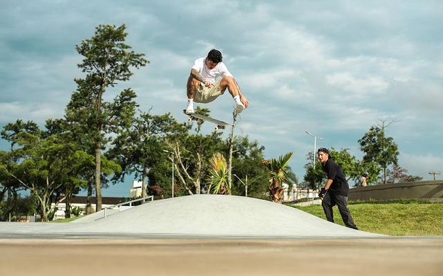 滑板招式 ▉ - 反脚跟翻小乱 switch varial heel - luan爷_哔哩