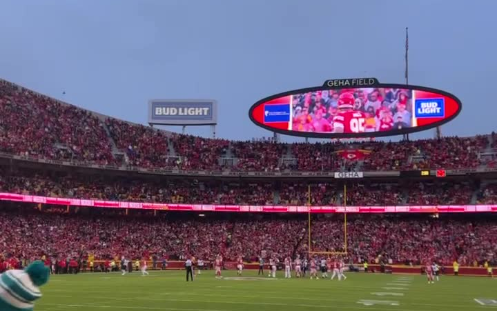 nfl季后赛的狂热氛围,全世界噪音最大的球场,感受一下酋长的魔鬼主场