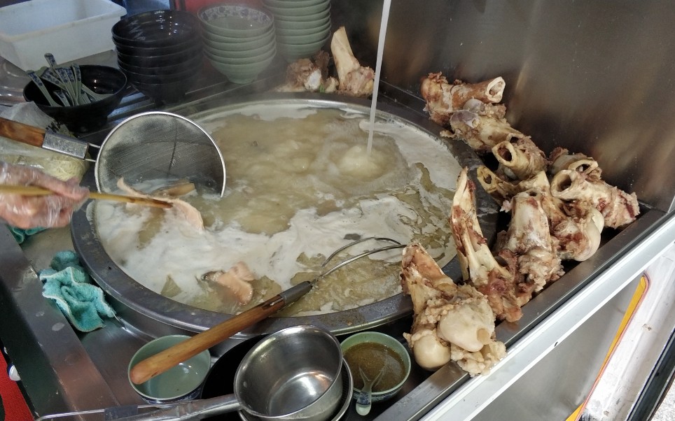 温州大哥在杭州开牛肉馆,一口大锅炖牛杂,配上一个特色的馅饼,太香了!