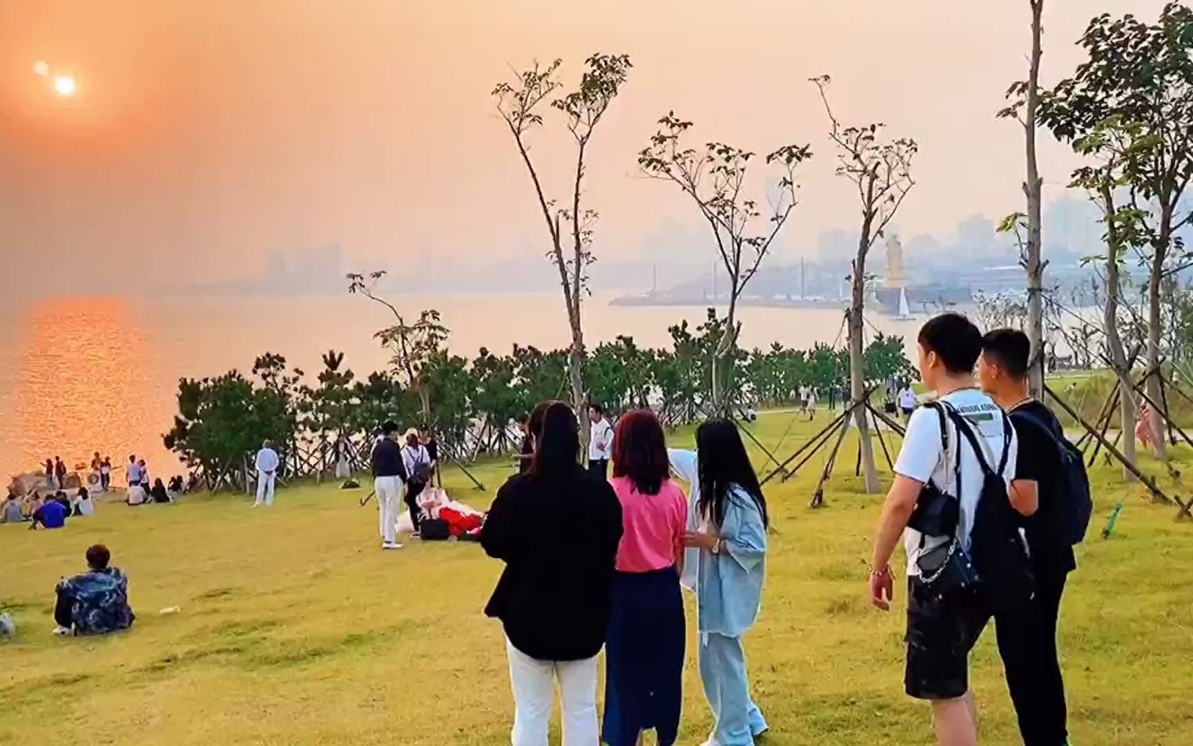 [图]来青岛一定要和那个人一起看一下海边夕阳，静静的坐着，眺望远方