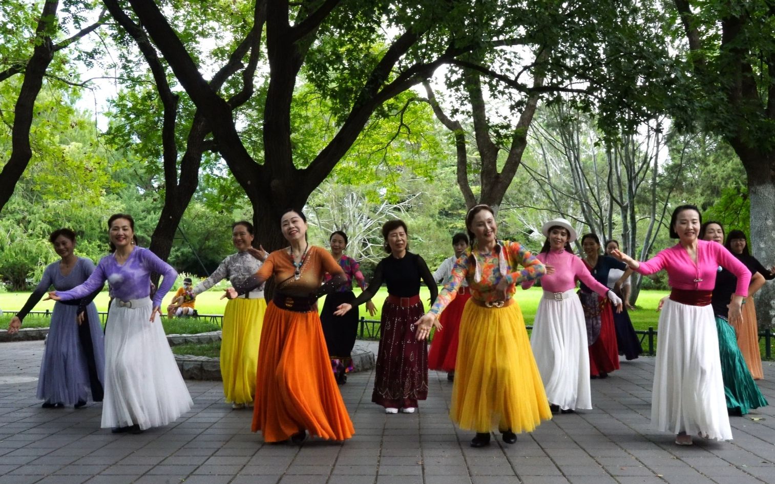 [图]魅力朵朵广场舞《阿依莫黑》动作整齐优美，服饰靓丽