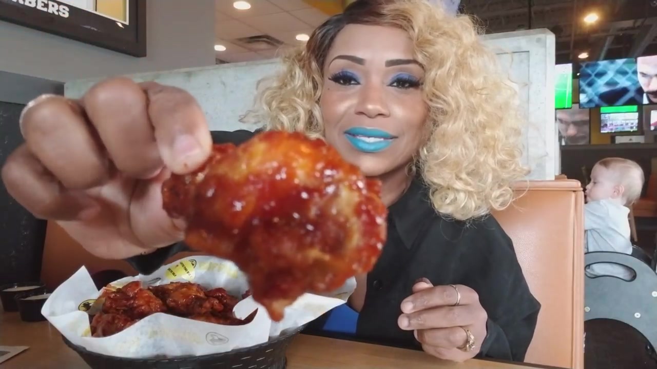 【吃蟹阿姨变蓝精灵】吃鸡翅