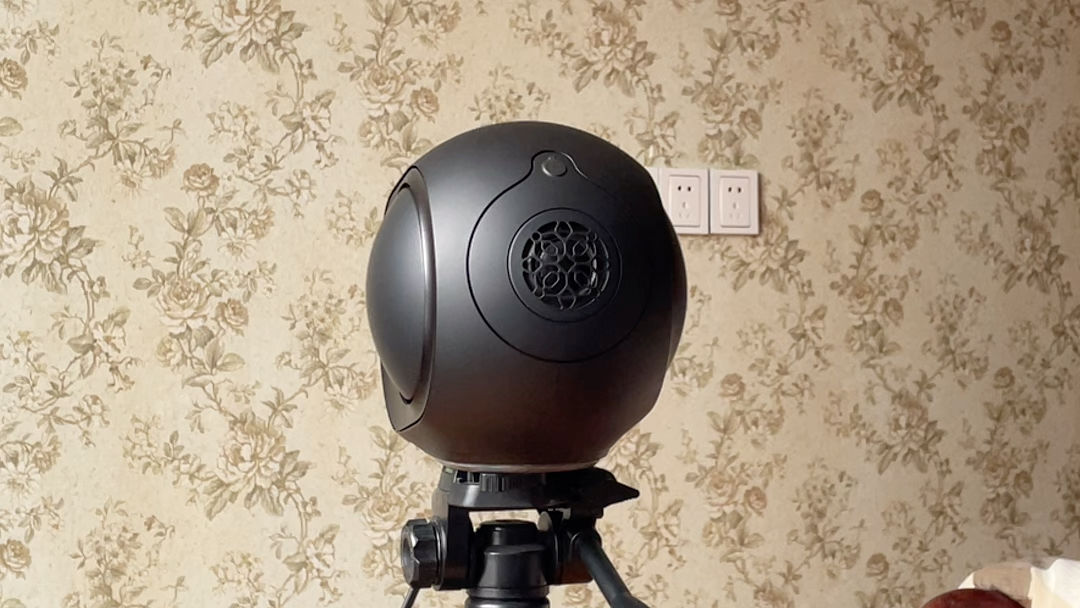 帝瓦雷900w搭配相机三脚架在卧室中央效果