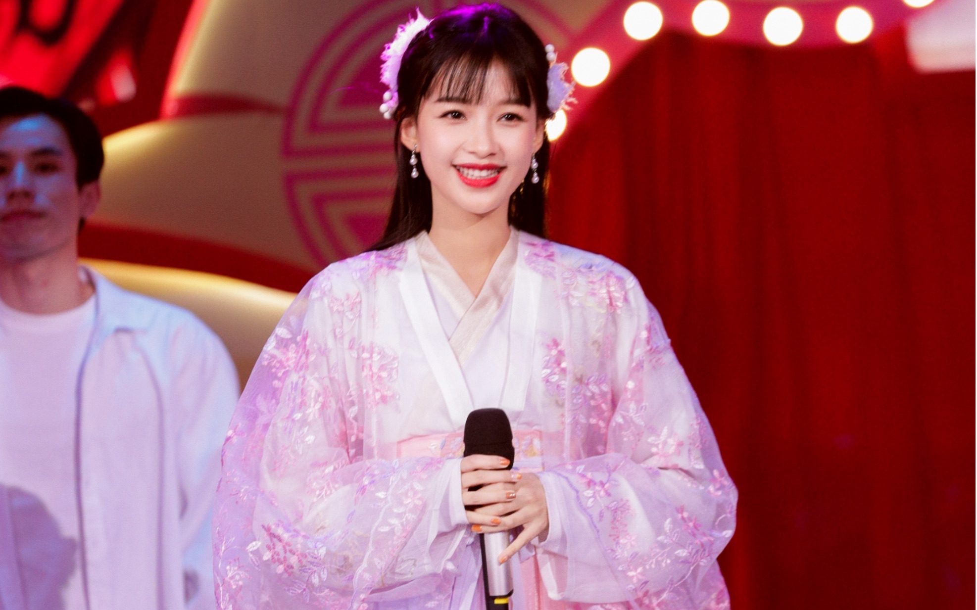 【快乐大本营】"玉兔"孙怡甜美演唱抖音热曲【世间美好与你环环相扣】